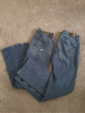American Eagle Outfitters medium blue High-Rise Straight Jeans (mint condition)